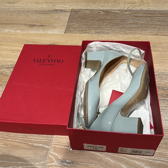 Valentino baby blue patent block heel with strap - Picture 4 of 11